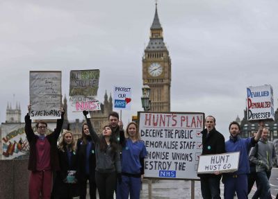 Nova vaga de metges a UK